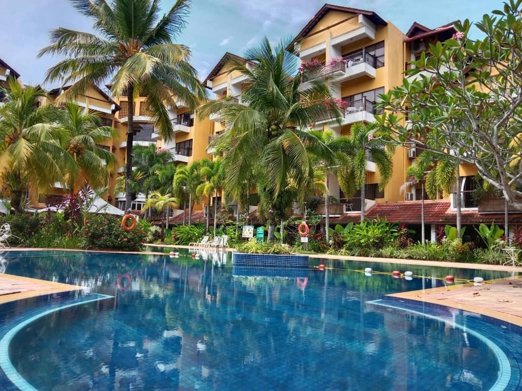 Tiara Labuan Hotel Esterno foto